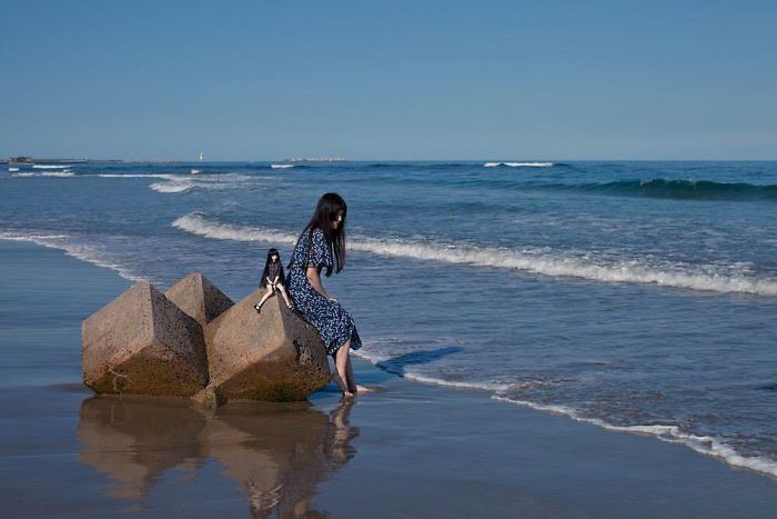 Cô gái Nhật Bản tạo dáng đôi với búp bê trong bộ ảnh vừa đẹp vừa kỳ quặc đến rùng mình